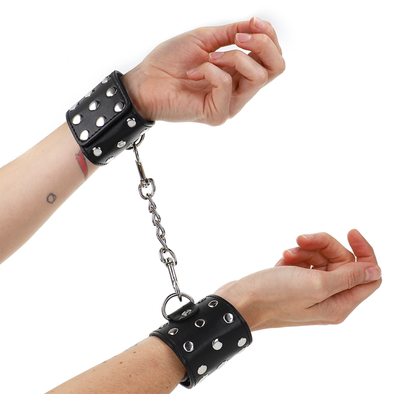img_187357_d1ace36dda9bc32343b4f3334f43d73a_1.png KINK - HANDGELENKFESSELN MIT DRUCKVERSCHLUSS VOLLER NIETEN SCHWARZ VERSTELLBAR 19-24 CM X 5,5 CM