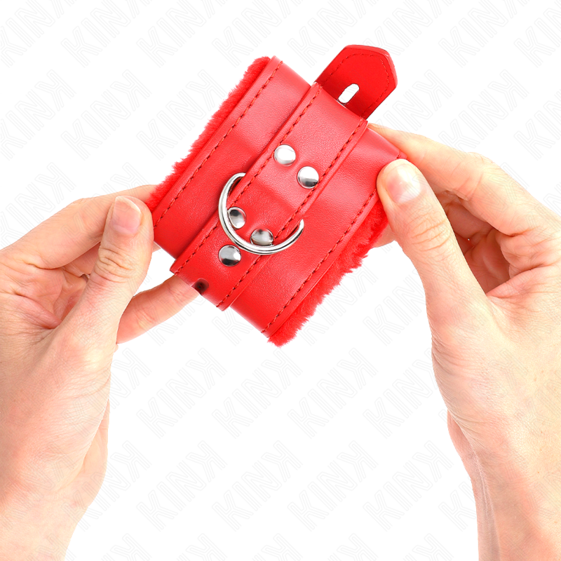 KINK - PELZGEFÜTTERTE HANDGELENKFESSELN MIT QUADRATISCHEN LÖCHERN, ROT UND ROTER GÜRTEL, VERSTELLBAR 17-29 CM X 6 CM – Bild 3