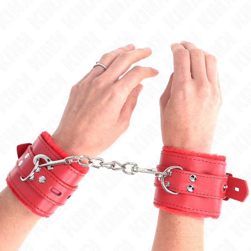 KINK - PELZGEFÜTTERTE HANDGELENKFESSELN MIT QUADRATISCHEN LÖCHERN, ROT UND ROTER GÜRTEL, VERSTELLBAR 17-29 CM X 6 CM – Bild 4