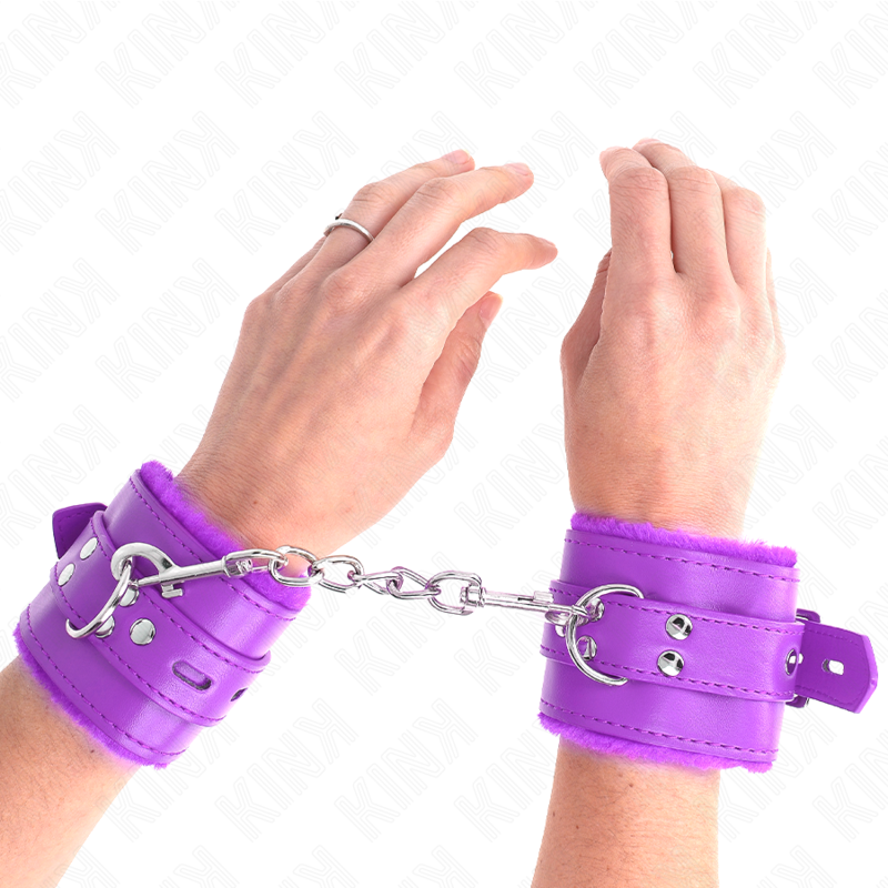 KINK - PELZGEFÜTTERTE HANDGELENKFESSELN MIT QUADRATISCHEN LÖCHERN, LILA UND LILA GÜRTEL, VERSTELLBAR 17-29 CM X 6 CM – Bild 4
