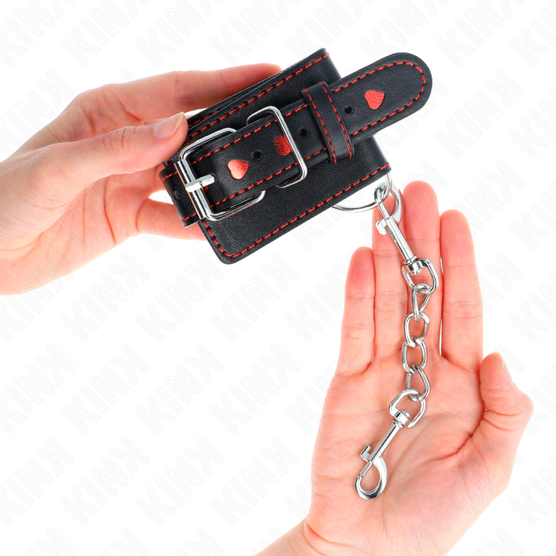 KINK - SCHWARZE HANDGELENKFESSELN MIT ROTER HERZEINLAGE, VERSTELLBAR 21-28 CM X 5,5 CM – Bild 3