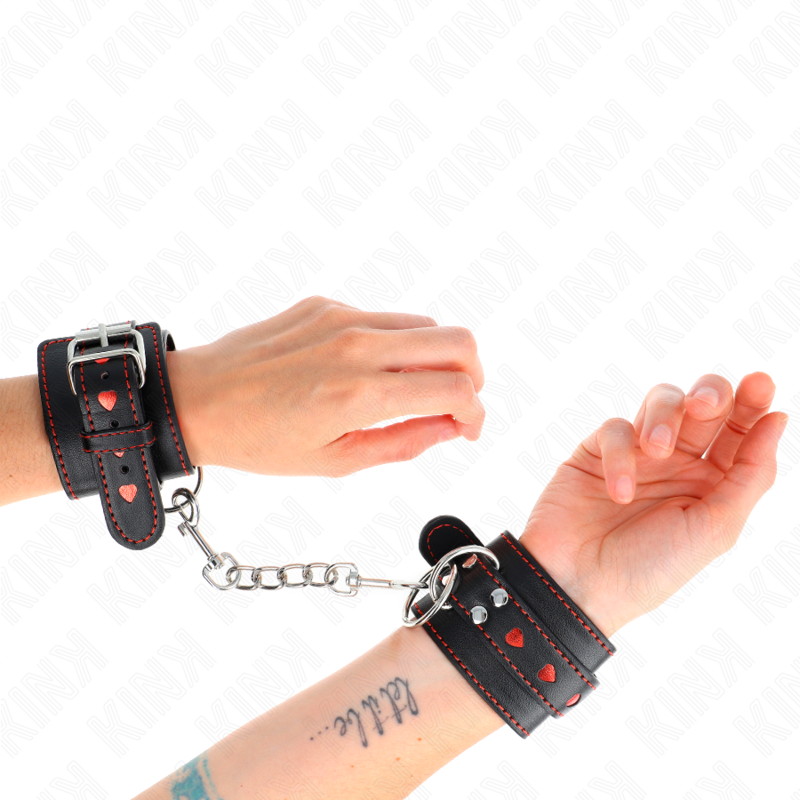 KINK - SCHWARZE HANDGELENKFESSELN MIT ROTER HERZEINLAGE, VERSTELLBAR 21-28 CM X 5,5 CM – Bild 4